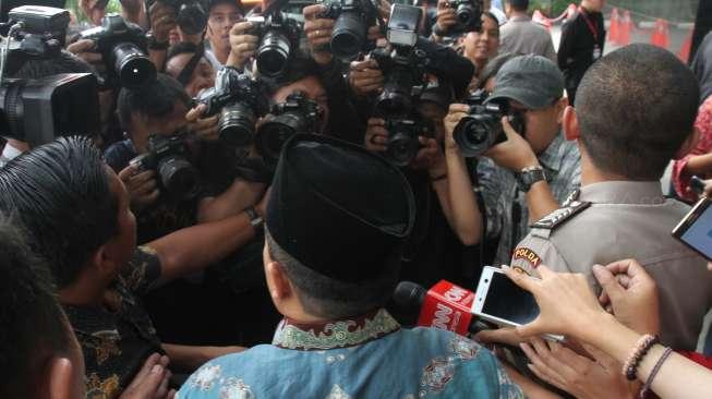 Anggota Fraksi Partai Golkar DPR Ade Komarudin menjalani pemeriksaan di gedung KPK, Jakarta, Kamis (13/7).