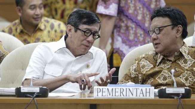 Panitia khusus (Pansus) RUU Pemilu menggelar rapat kerja dengan Menteri Dalam Negeri Tjahjo Kumolo, Menkumham Yasonna H Laoly dan Komisioner KPU Ilham Saputera di Kompleks Parlemen, Senayan, Jakarta, Kamis (13/7).