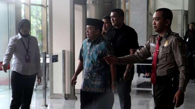 Anggota Fraksi Partai Golkar DPR Ade Komarudin menjalani pemeriksaan di gedung KPK, Jakarta, Kamis (13/7).