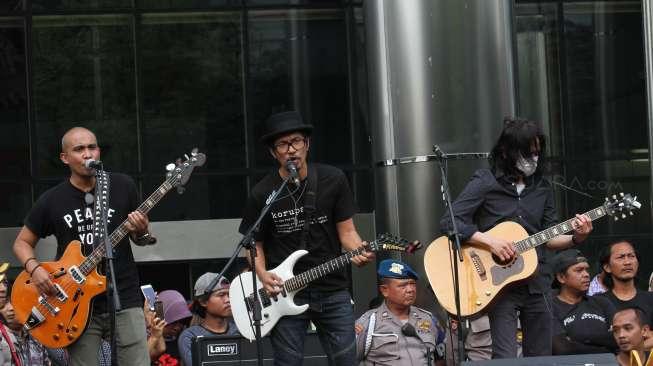 Grup band Slank menggelar konser dukungan terhadap KPK di halaman Gedung KPK, Jakarta, Kamis (13/7).