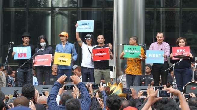 Grup band Slank menggelar konser dukungan terhadap KPK di halaman Gedung KPK, Jakarta, Kamis (13/7).