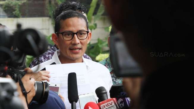 Wakil Gubernur DKI Jakarta terpilih Sandiaga Uno memenuhi panggilan KPK, di Jakarta, Jumat (14/7).