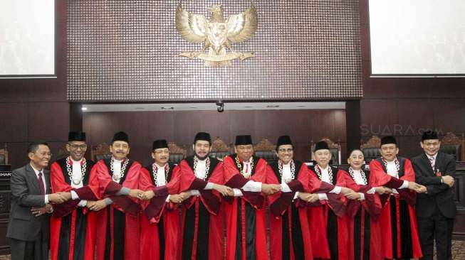 Pengucapan sumpah Ketua Mahkamah Konstitusi (MK) yang dihadiri oleh Wakil Presiden Jusuf Kalla di gedung Mahkamah Konstitusi, Jakarta, Jumat (14/7). 