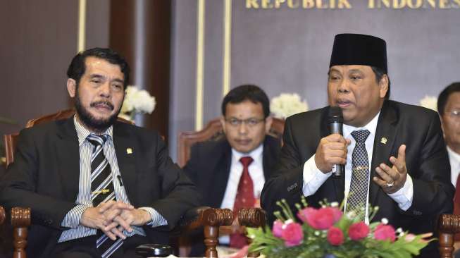 Keterangan pers seusai rapat pleno pemilihan Ketua MK di Gedung Mahkamah Konstitusi, Jakarta, Jumat (14/7). 