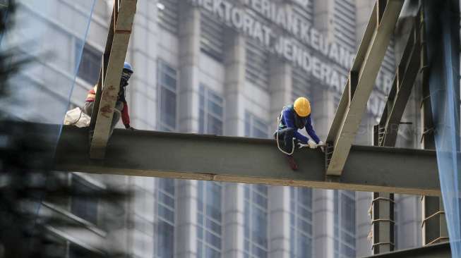 Pekerja konstruksi proyek pembangunan ruang perkantoran di Jakarta, Jumat (14/7). 