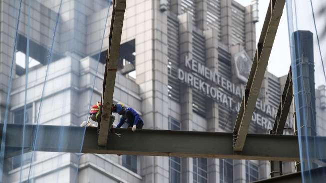 Pekerja konstruksi proyek pembangunan ruang perkantoran di Jakarta, Jumat (14/7). 