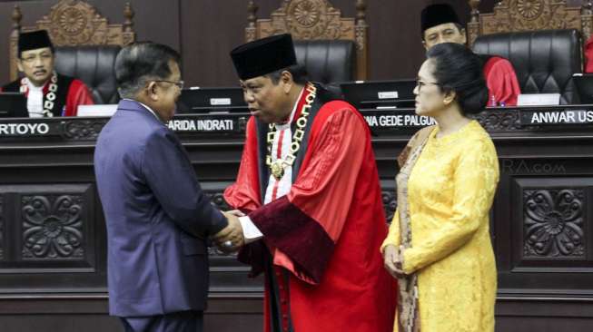 Pengucapan sumpah Ketua Mahkamah Konstitusi (MK) yang dihadiri oleh Wakil Presiden Jusuf Kalla di gedung Mahkamah Konstitusi, Jakarta, Jumat (14/7). 