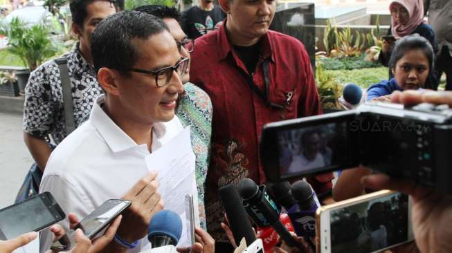 Wakil Gubernur DKI Jakarta terpilih Sandiaga Uno memenuhi panggilan KPK, di Jakarta, Jumat (14/7).