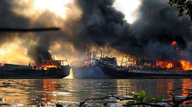 Sebanyak 14 kapal hangus terbakar di Sungai Silugonggo, Kecamatan Juwana, Kabupaten Pati, Jawa Tengah, Sabtu (15/7).
