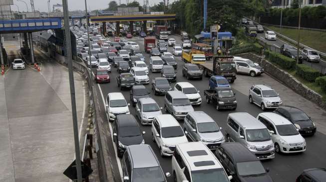 Sejumlah kendaraan terjebak macet di ruas Jalan Tol Cililitan-Jagorawi, Jakarta, Sabtu (15/7).