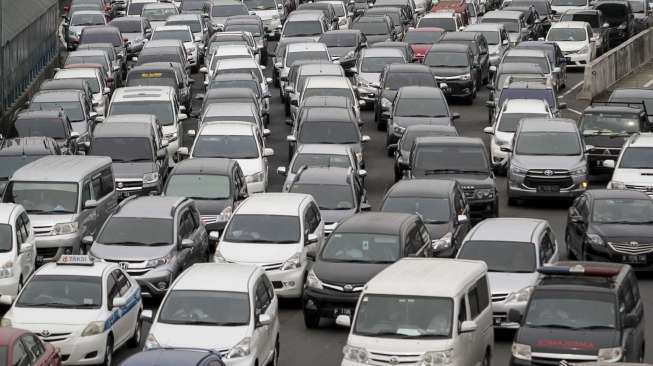 Sejumlah kendaraan terjebak macet di ruas Jalan Tol Cililitan-Jagorawi, Jakarta, Sabtu (15/7).