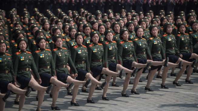 Tentara Rakyat Korea tengah berparade di Kim Il Sung Square merayakan HUT ke-105 kelahiran Bapak Bangsa Korea Kim Il Sung, Pyongyang, 15 April 2017. [ED JONES / AFP]