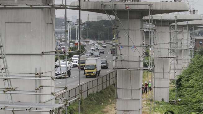 Kondisi pembangunan Proyek Light Rail Transit (LRT) di samping jalan Tol Jagorawi di kawasan Cililitan, Jakarta, Sabtu (15/7).