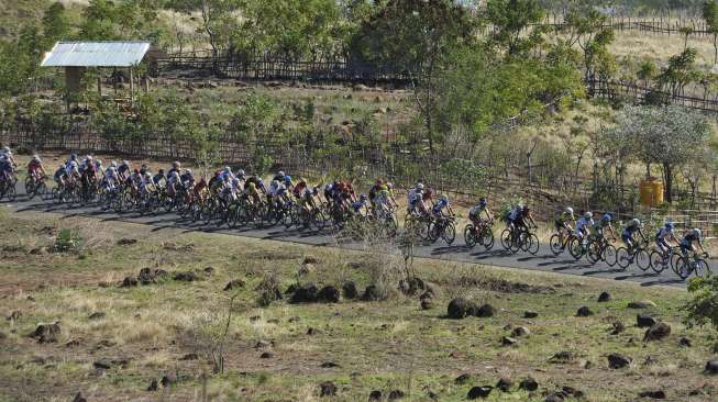 Sejumlah pebalap melintasi bukit pada Etape 4 Balap Sepeda Tour de Flores (TDF) 2017 di Mbay, NTT, Senin (17/7).