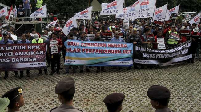 Sejumlah pekerja yang tergabung dalam Serikat Pekerja Jakarta International Container Terminal (SP JICT) berunjuk rasa di depan gedung KPK, Jakarta, Senin (17/7).