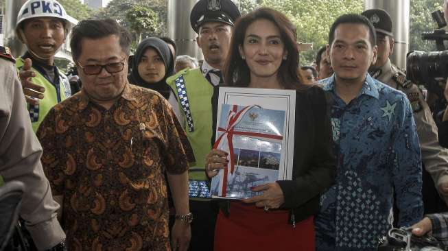 Ketua Pansus angket Pelindo II Rieke Diah Pitaloka bersama anggota Pansus mendatangi gedung KPK, Jakarta, Senin (17/7).