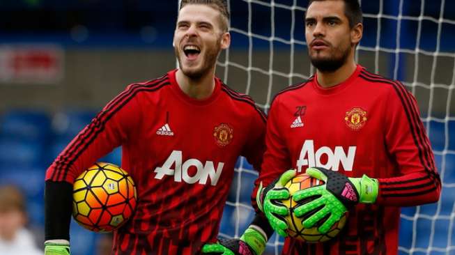 Duo penjaga gawang Manchester United, David De Gea dan Sergio Romero. [AFP/Ian Kington]