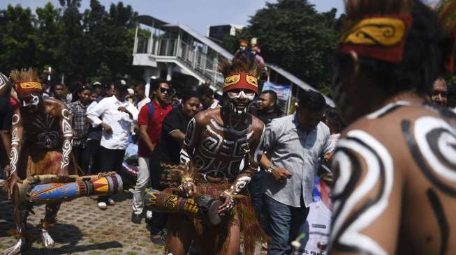 Massa yang tergabung dalam Komunitas Masyarakat Adat Papua Anti Korupsi (Kampak) melakukan aksi unjuk rasa di depan gedung KPK, Jakarta, Senin (17/7).