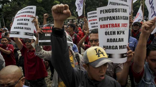 Sejumlah pekerja yang tergabung dalam Serikat Pekerja Jakarta International Container Terminal (SP JICT) berunjuk rasa di depan gedung KPK, Jakarta, Senin (17/7).