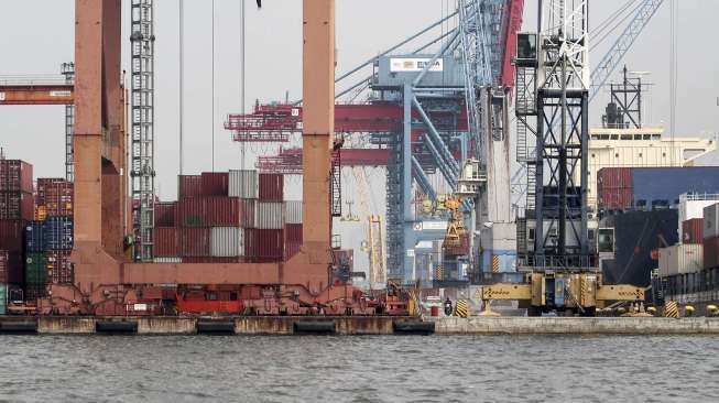 Suasana bongkar muat peti kemas di Pelabuhan Tanjung Priok, Jakarta, Selasa (18/7).