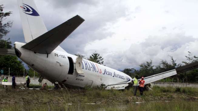 Pesawat kargo jenis boeing 737-301F dengan kode lambung PK-YGG milik maskapai penerbangan Tri-MG Asia Airlines yang tergelincir di Bandara Wamena, Wamena, Papua, Selasa (18/7). 