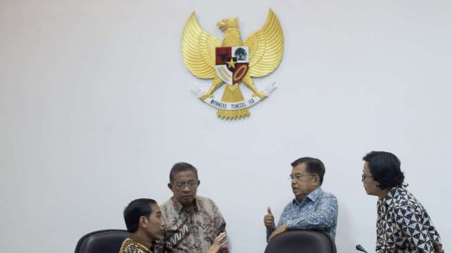 Presiden Joko Widodo bersama Wakil Presiden Jusuf Kalla meminpin rapat terbatas di Kantor Kepresidenan, Jakarta, Selasa (18/7).