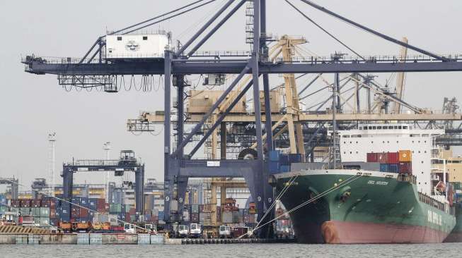 Suasana bongkar muat peti kemas di Pelabuhan Tanjung Priok, Jakarta, Selasa (18/7).