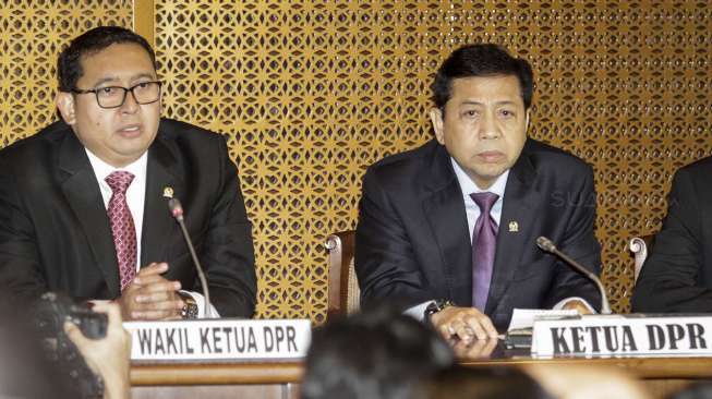 Ketua DPR RI Setya Novanto didampingi wakil pimpinan DPR Fadli Zon, Agus Hermanto, Taufik Kurniawan, Fahri Hamzah, memberikan keterangan pers terkait penetapan status tersangka Ketua DPR RI Setya Novanto di kompleks Parlemen, Senayan, Jakarta, Selasa (18/7). 