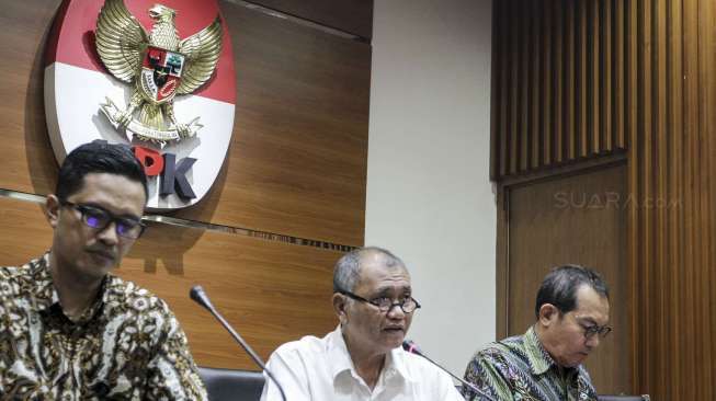 Ketua Komisi Pemberantasan Korupsi (KPK) Agus Rahardjo bersama Wakil Ketua KPK Saut Situmorang dan juru bicara KPK Febri Diansyah memberikan keterangan pers terkait penetapan tersangka baru pada kasus dugaan korupsi penerapan KTP elektronik (e-KTP) di gedung KPK, Jakarta, Senin (17/7).