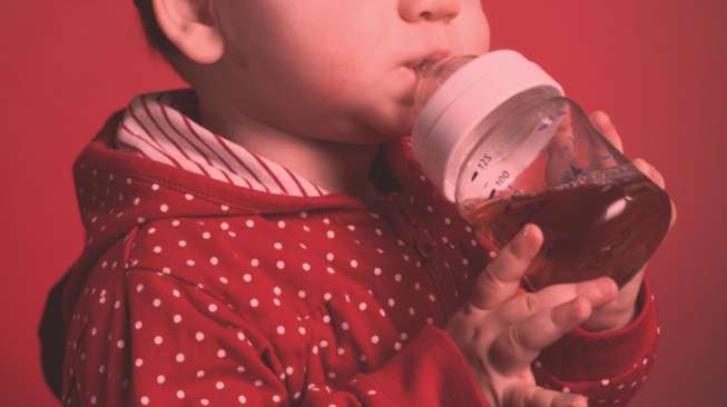 Ilustrasi anak balita minum dari botol. [Shutterstock]