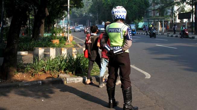 Pemotor Ngawur Lewat Trotoar, Penjarakan!