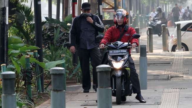 Sejumlah Polisi berjaga di trotoar Jala Kebon Sirih, Jakarta, Rabu (19/7).