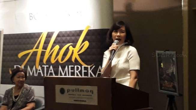 Cantik Pakai Blus Putih, Veronica Tan Hadiri Acara Kelulusan Putrinya