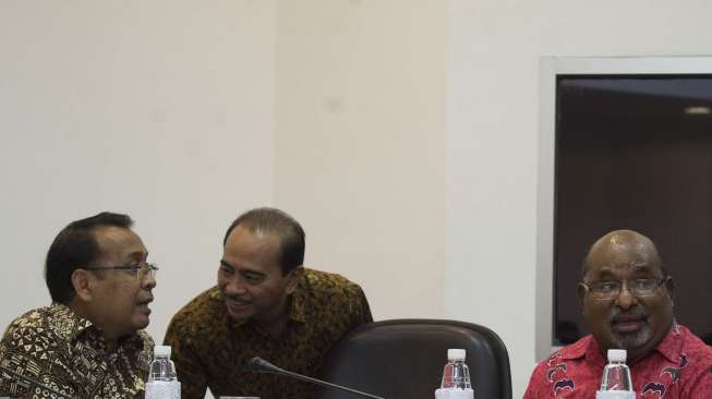 Presiden Joko Widodo bersama Wakil Presiden Jusuf Kalla memimpin rapat terbatas mengenai Papua Barat, di Kantor Kepresidenan, Jakarta, Rabu (19/7).