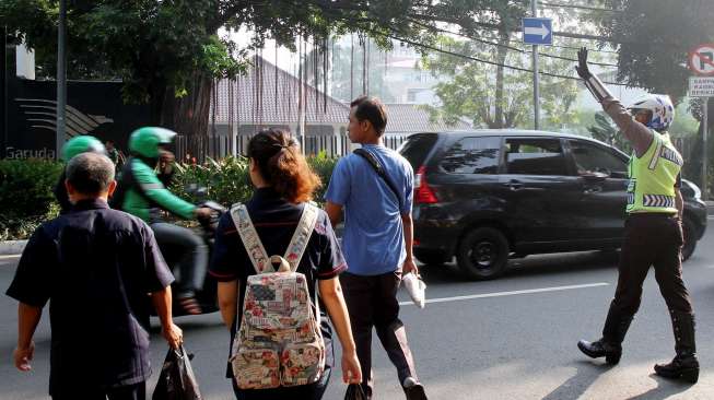 Sejumlah Polisi berjaga di trotoar Jala Kebon Sirih, Jakarta, Rabu (19/7).