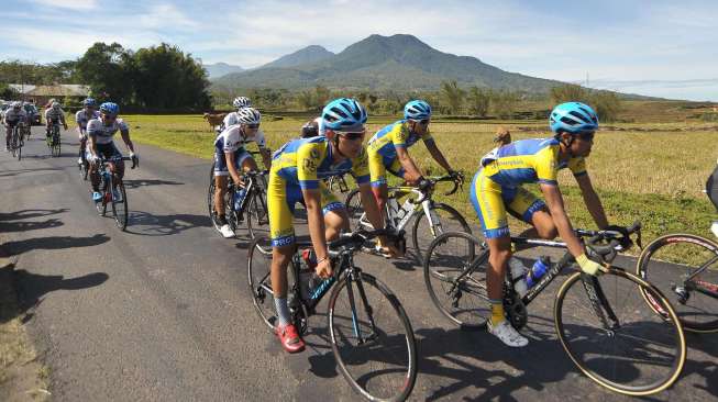 Sejumlah pebalap sepeda pada etape terakhir, etape 6 Tour de Flores (TDF) 2017 di Manggarai, NTT, Rabu (19/7).