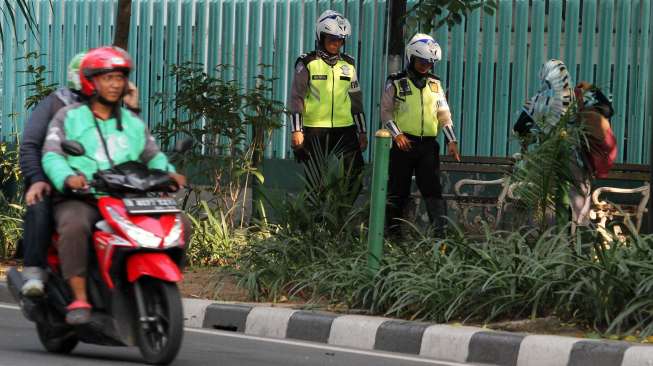 Sejumlah Polisi berjaga di trotoar Jala Kebon Sirih, Jakarta, Rabu (19/7).