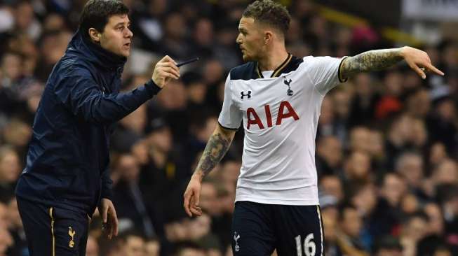 Bek kanan Tottenham Hotspur Kieran Trippier mendengarkan instruksi manajer Mauricio Pochettino [AFP]