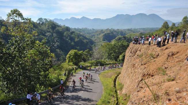 Sejumlah pebalap sepeda pada etape terakhir, etape 6 Tour de Flores (TDF) 2017 di Manggarai, NTT, Rabu (19/7).