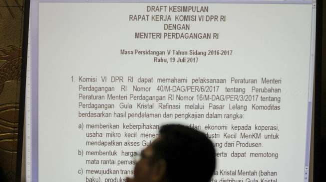 Menteri Perdagangan Enggartiasto Lukita mengikuti rapat kerja dengan Komisi VI DPR RI di komplek Parlemen, Senayan, Jakarta, Rabu (19/7).