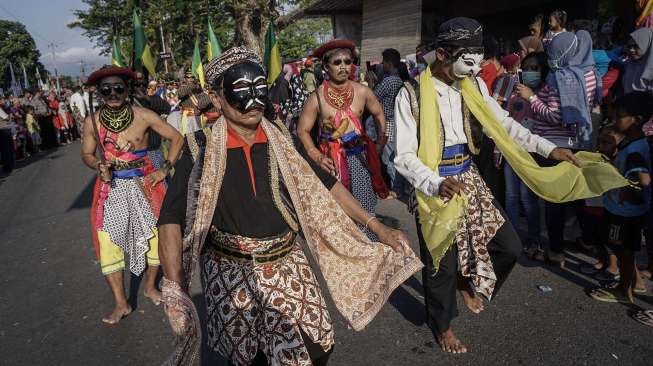 Kirab budaya perayaan Hari Jadi ke-186 Kabupaten Bantul di Trirenggo, Bantul, DI Yogyakarta, Kamis (20/7).