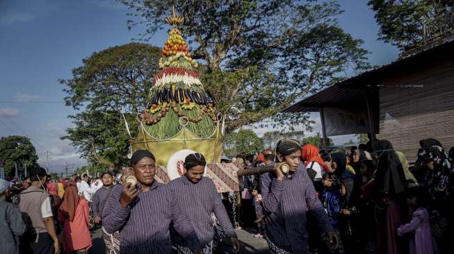 Kirab budaya perayaan Hari Jadi ke-186 Kabupaten Bantul di Trirenggo, Bantul, DI Yogyakarta, Kamis (20/7).