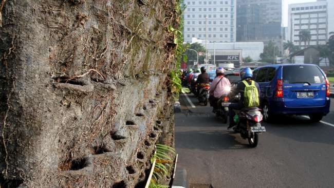 Taman vertikal kawasan Tugu Tani, Jakarta Pusat, Kamis (20/7).