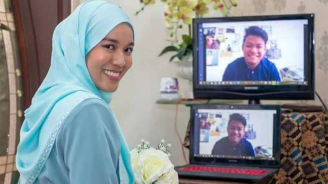 Viral! Perempuan Cantik Ini Tunangan Lewat "Video Call"