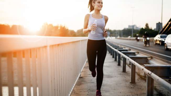 Ilustrasi perempuan berlari (Shutterstock)