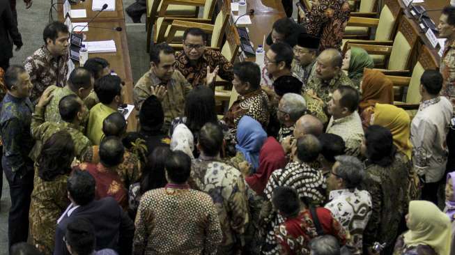 Suasana rapat paripurna DPR RI pengambilan keputusan Rancangan Undang-Undang Pemilu (RUU Pemilu) di kompleks Parlemen, Senayan, Jakarta, Kamis (20/7/2017) [Suara.com/Kurniawan Mas'ud]