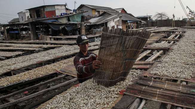 Akibat mahalnya harga garam di pasaran yang naik sekitar 200 persen.   