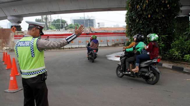 Sejumlah kendaraan melintas di kawasan Jalan Matraman , Jakarta, Jumat (21/7).