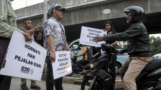 Mengembalikan fungsi trotoar bagi para pejalan kaki. 