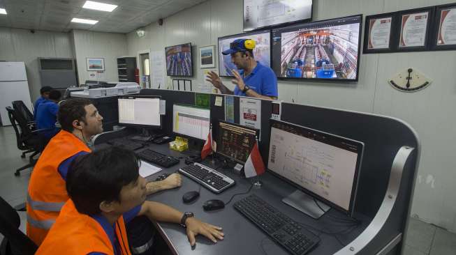 Kapal pembangkit listrik terapung Karadeniz Powership Gokhan Bey beroperasi di perairan Bolok, Kupang, NTT, Kamis (20/7).